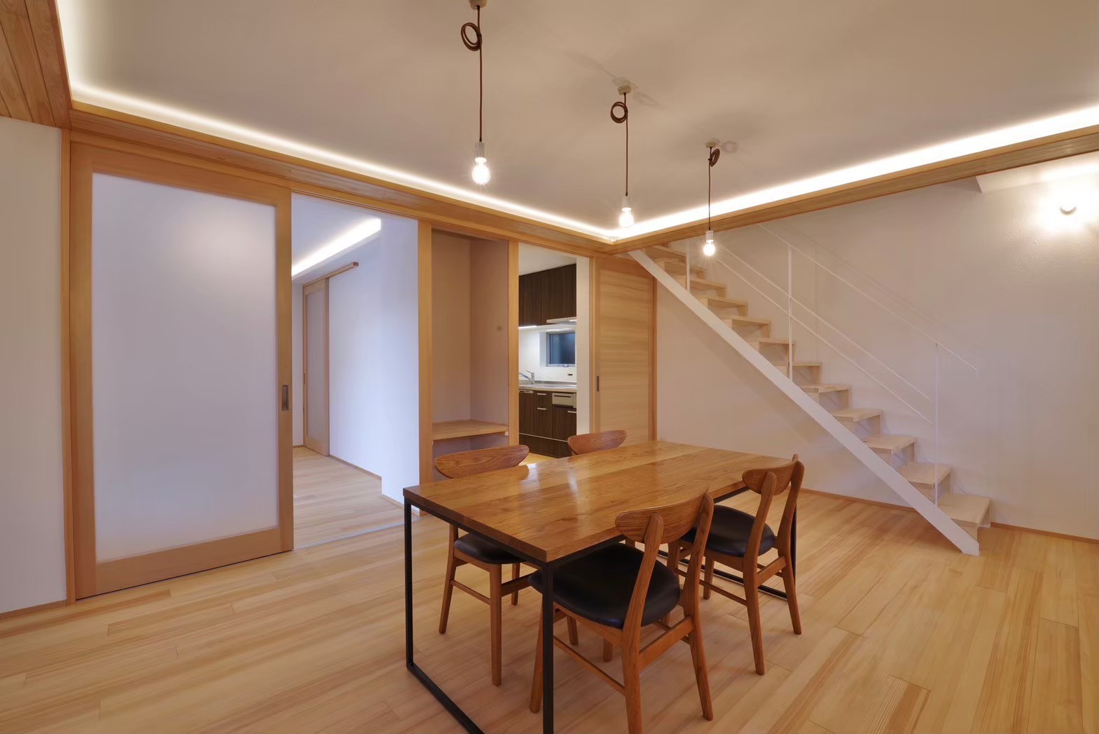 吹き抜けで明るいリビング